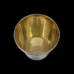 Grande timbale martelée en argent massif