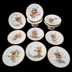 Service en porcelaine décor d’oiseaux et écran doré