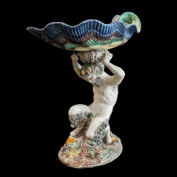 Grande coupe en majolique faune soutenant une coquille France XIXe siècle